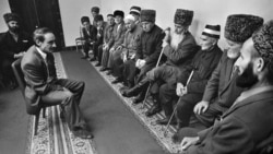 Будущий президент Джохар Дудаев на встрече со старейшинами, которых он пытается убедить поддержать его. 1991 год