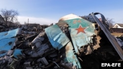 Уламки російського літака Су-34, збитого в Чернігові у квітні 2022 року, архівне фото