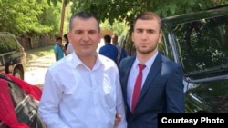 Фуркат Ватанов, которого рекрутировали в «ИГ» (справа), и его отец Амриддин Ватанов.