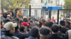 Сотни трудовых мигрантов уже несколько дней обивают пороги Сарыагашского суда в ожидании решения суда. Граждан Узбекистана и Таджикистана задержали на границе, когда те пытались выехать домой.   