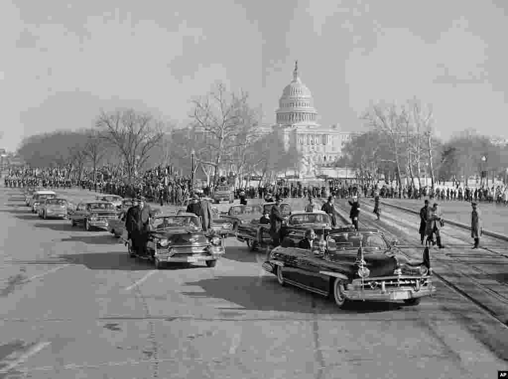 Prezident Jon Kennediniň (başky ulagda başy açyk barýar) hormatly kerweni 1961-nji ýylyň 20-nji ýanwarynda kasam kabul ediş dabarasyndan soň, Amerikanyň baş köçesi Pensilwaniýa awene golaýlaşyp barýar. Kennedi 1963-nji ýylyň noýabr aýynda atylyp öldürildi. &nbsp; 