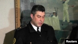 Seful marinei ucrainene Denis Berezovski depunand juramant in fata autoritatilor pro-moscovite.