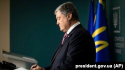 Նախագահ Պետրո Պորոշենկոն ստորագրում է Ռուսաստանի հետ բարեկամության պայմանագիրը չերկարաձգելու օրինագիծը, Կիև, 10 դեկտեմբերի, 2018թ.