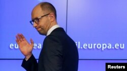 Arseni Iațeniuk părăsind conferința de presă astazi la Bruxelles.