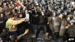 برخورد پلیس با راهپیمایان در مصر، ۲۵ ژانویه ۲۰۱۱.
