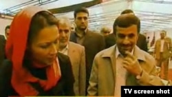 تصویر گزارشگر شبکه «ان بی سی» به همراه محمود احمدی نژاد
