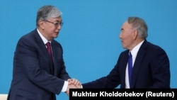 Gazagystanyň wagtlaýyn prezidenti Kasym-Žomart Tokaýew (ç) we öňki prezidenti Nursoltan Nazarbaýew (s), Nur-Sultan şäheri, 23-nji aprel, 2019