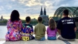 Acum trei ani, familia Andronache a emigrat în Marea Britanie pentru a le oferi copiilor o educație mai bună. 