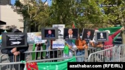 Участники акции протеста против туркменского правительства, США, сентябрь, 2020  