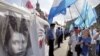 Прихильники БЮТ та Партії Регіонів, поміж ними міліцейський кордон (архівне фото, Майдан Незалежності, 22 липня 2006 р.)