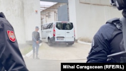 Dubița cu Vladimir Plahotniuc, intrând pe poarta Penitenciarului 13 din Chișinău, 25 septembrie 2025