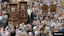 Участники молитвенного стояния у Храма Христа Спасителя в Москве