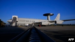 Një avion vëzhgues i NATO-s qëndron në pistë, më 19 shtator, përpara një fluturimi mbi hapësirën ajrore polake, si pjesë e misionit të aleancës: Rojta Lindore.