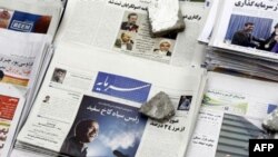 منتقدين مى گويند به رغم اينكه رسانه هاى دولتى بارها به مراجع تقليد و روحانيون بلندپايه نزديك به اصلاح طلبان «توهين و جسارت» كرده اند و از «دشمنان جمهورى اسلامى» نقل و قول مى كنند ولى معاونت مطبوعاتى وزارت فرهنگ و ارشاد اسلامى در اين زمينه هيچگونه اقدامى ن