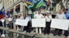 На этот раз профсоюзы решили не митинговать, по традиции, на Горбатом мосту у здания Белого дома, а выстроить живую цепь от Госдумы и до здания правительства