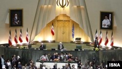 مجلس هشتم از زمان تشکيل تصميمات مهمی نداشته و بخش اعظم اين هفته ها در تعطيلات تابستانی سپری شده است.
(عکس از:AFP )