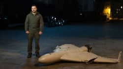 Владимир Зеленский со сбитым иранским БПЛА Shahed-136. Киев, 27 октября 2022 года