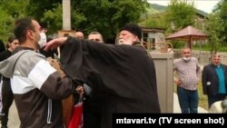 Митрополит Антон сначала нанес журналисту словесное оскорбление, попытался выхватить микрофон, а затем ударил рукой по шее