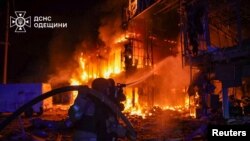 Пажары, якія пачаліся ў Адэсе пасьля пацэльваньня расейскіх дронаў 21 сакавіка 2025 году