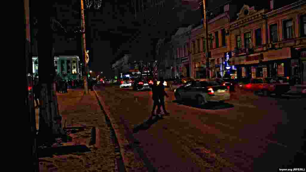 О пів на першу ночі все вуличне освітлення центру міста повністю вимкнули