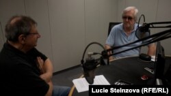 Valerijan Žujo u razgovoru sa Omerom Karabegom u praškom studiju RSE