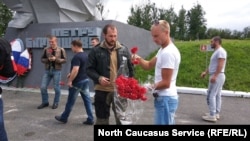 Байкеры возлагают цветы на Аллее славы в Северной Осетии в память об обороне Кавказа в ВОВ