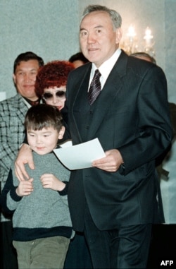 Айсултан Назарбаев с дедушкой Нурсултаном, январь 1999 года.