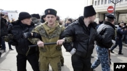 Voluntari pro-Moscova pazind parlamentul din Simferolpol astazi, 6 martie.