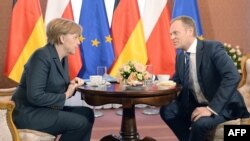 Angela Merkel si Donald Tusk astăzi la Varșovia.