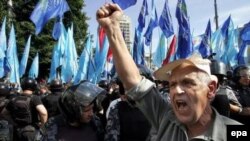 Вечером в понедельник несколько сот активистов Партии регионов и Блока Юлии Тимошенко весьма эмоционально пикетировали Верховную Раду
