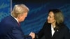Kamala Harris (sagda) we Donald Tramp 10-njy sentýabrda Filadelfiada geçen gazaply prezidentlik çekişmesiniň öňüsyrasynda elleşip salamlaşýar.