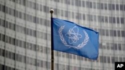Zastava Međunarodne agencije za atomsku energiju ispred njenog sedišta u Beču (foto-arhiv)