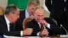 Президент России Владимир Путин (справа), министр иностранных дел России Сергей Лавров и пресс-секретарь Кремля Дмитрий Песков (на заднем плане) на заседании совета глав государств СНГ в Сочи. 11 октября 2017 года.