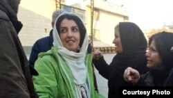 نرگس محمدی همواره گفته که خواهان برگزاری علنی دادگاه خود بوده، اما قوه قضاییه «اصرار بر خفا و پنهان بودن آن داشته است».