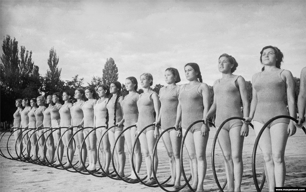 Группа молодых спортсменов, 1946 год. Во время Второй мировой войны демографическая ситуация в Узбекистане резко изменилась: тогда из центральной части ССР были эвакуированы предприятия тяжелой промышленности, в регион прибыла и рабочая сила &ndash; в основном этнические русские и украинцы.