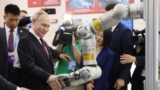 Владимир Путин в ходе визита в Китай посещает выставку технических разработок Харбинского технологического института, 2024 год