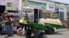 Школьники  подрабатывают на рынках носильщиками. Туркменистан   