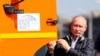 Президент России Владимир Путин у автомашины КамАЗ перед проездом по мосту в Крым. 15 мая 2018 года.
