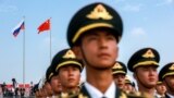 Китайский почетный караул принимает участие в церемонии встречи президента России Владимира Путина, который прибыл в аэропорт для участия в саммите ШОС, Тяньцзин, Китай, 31 августа 2025 года. Sputnik/Vladimir Smirnov