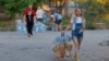 Місцеві жителі йдуть за водою до автоцистерни в окупованому Донецьку, 21 серпня 2025 року