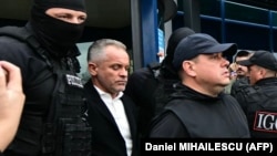 Vladimir Plahotniuc este escortat de oamenii legii la ieșirea din Aeroportul Chișinău.