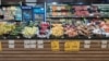 Pemë e perime në raftet e një marketi në Prishtinë me çmim aksion, shtator 2025.