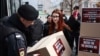Полиция отбирает у активистов коробки с подписями 