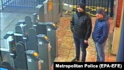 Петров и Боширов на станции Солсбери в 16:11 3 марта 2018