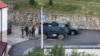 Grupa naoružanih i maskiranih muškaraca ispred manastira Banjska nakon napada na kosovsku policiju, 24. septembar 2023. 