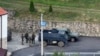 Në këtë fotografi të ofruar nga Policia e Kosovës, një grup burrash të armatosur dhe të maskuar qëndrojnë përpara Manastirit të Banjskës në të njëjtin fshat në veri të Kosovës, më 24 shtator 2023.