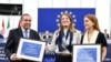 Venezuelanac Edmundo Gonzalez Urrutia (lijevo), predsednica Europskog parlamenta Roberta Metsola (u sredini) i Ana Corina Sosa, kći venezuelanske političarke Marije Corine Machado, u Strasbourgu nakon što su Urrutia i Machado nagrađeni nagradom Saharov u decembru 2024.