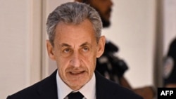 Fostul președinte francez, Nicolas Sarkozy, înainte de a intra în sala de judecată în care a fost pronunțat verdictul în dosarul de finanțare ilegală a campaniei electorale. 25 septembrie 2025. 