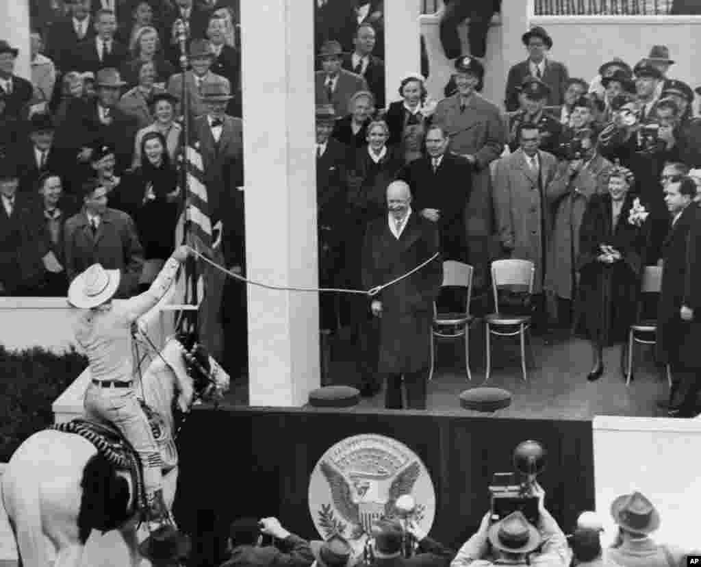 1953-nji ýylyň 20-nji ýanwarynda inaugurasiýa dabarasy geçirilende, Monty Montanaly at çopany prezident Duaýt D. Eýsenhaweriň üstüne kement oklap, gülki döretdi. Eýsenhawer ABŞ-nyň prezidentiniň wezipesine doly iki möhletde hyzmat etdi. &nbsp; 