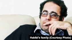 خدیجه پاک‌ضمیر می‌گوید که همسرش محمد حبیبی در هنگام بازداشت با ضرب و شتم روبه‌رو شده است.